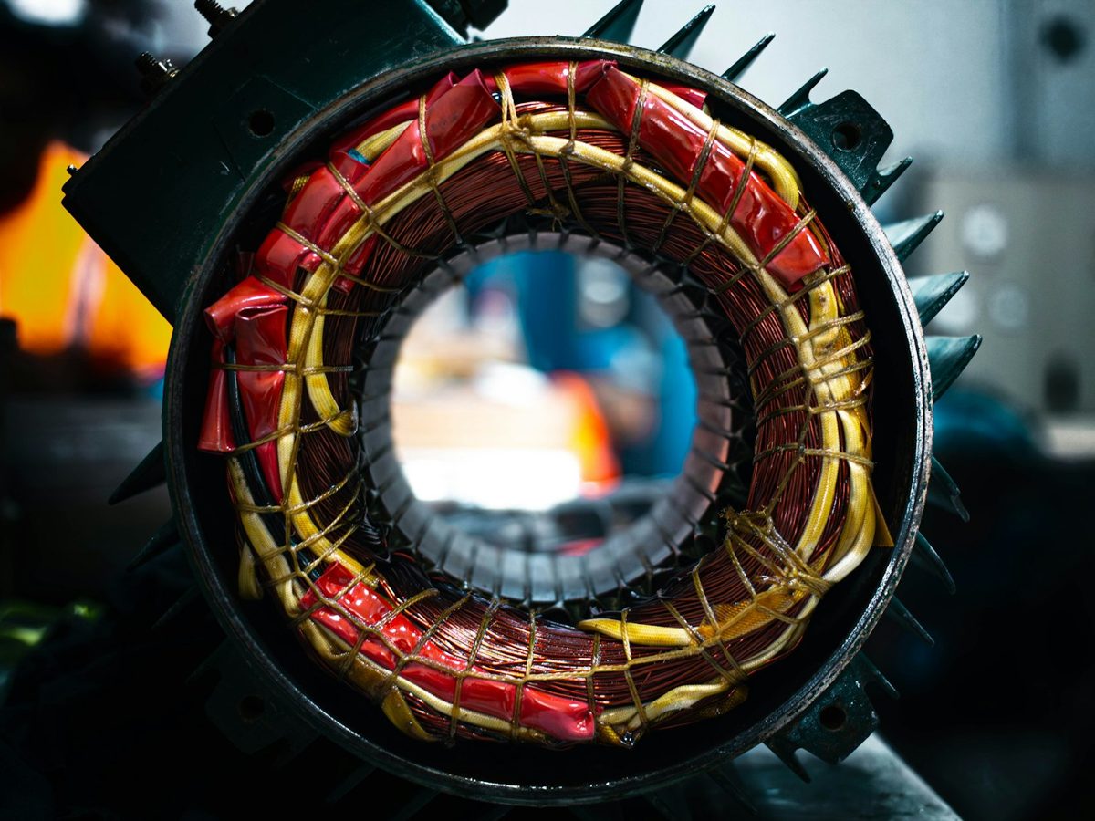 Stator de moteur électrique rebobiné : enroulements en cuivre ligaturés