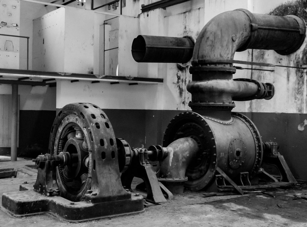 Pompe qui fait du bruit : les causes possibles et comment réagir