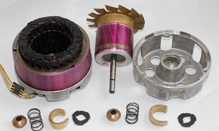 Moteur électrique démonté : stator, rotor, carter et paliers