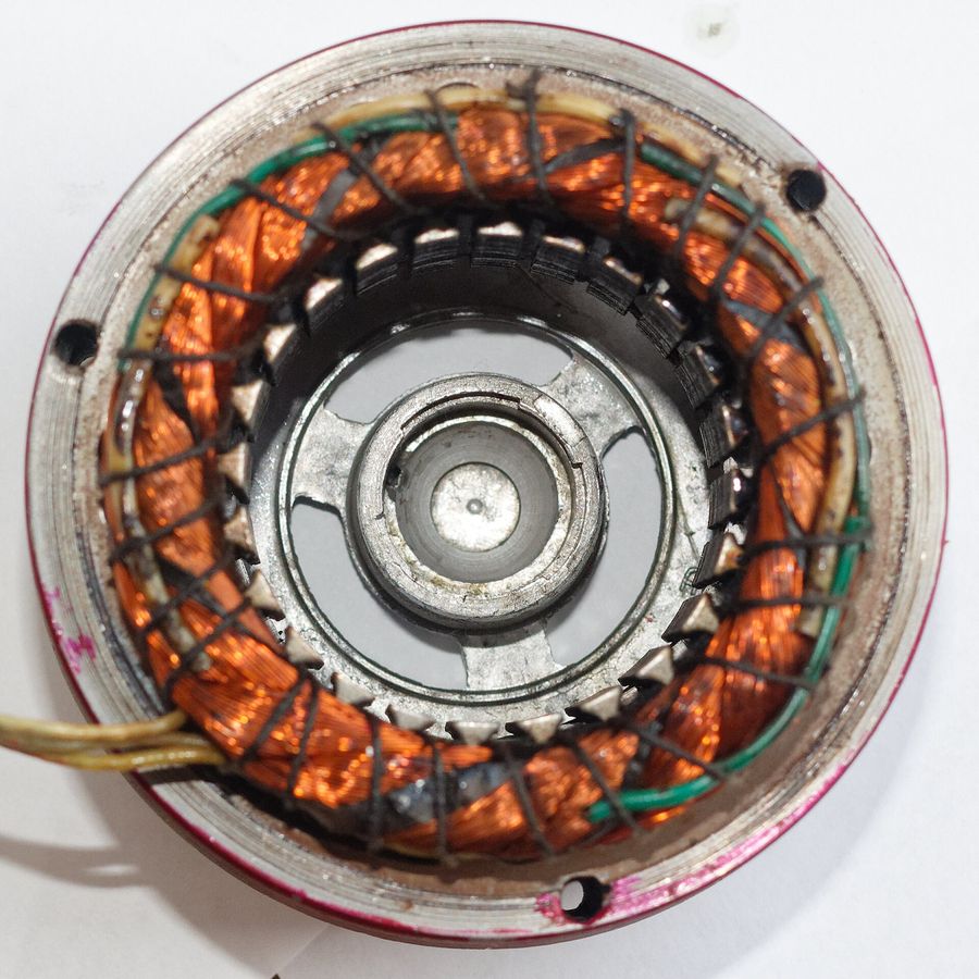 Stator ouvert d’un moteur : enroulements de cuivre ligaturés autour du rotor retiré